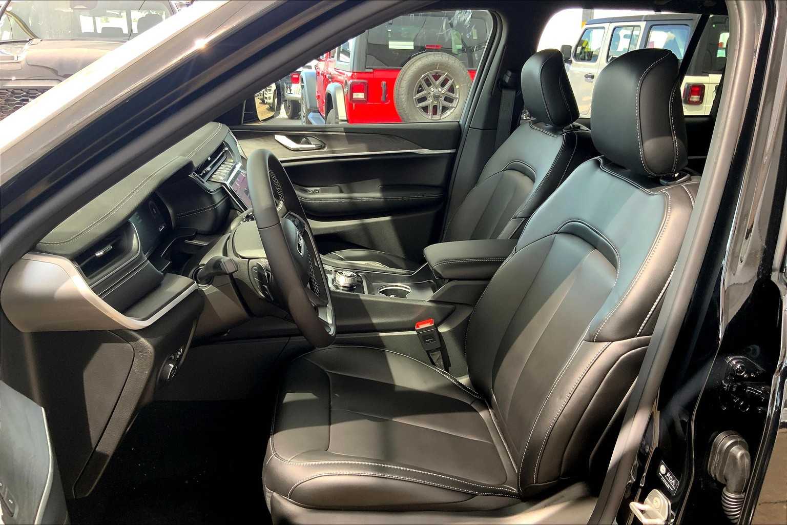 2025 Jeep Grand Cherokee Limited photo 8
