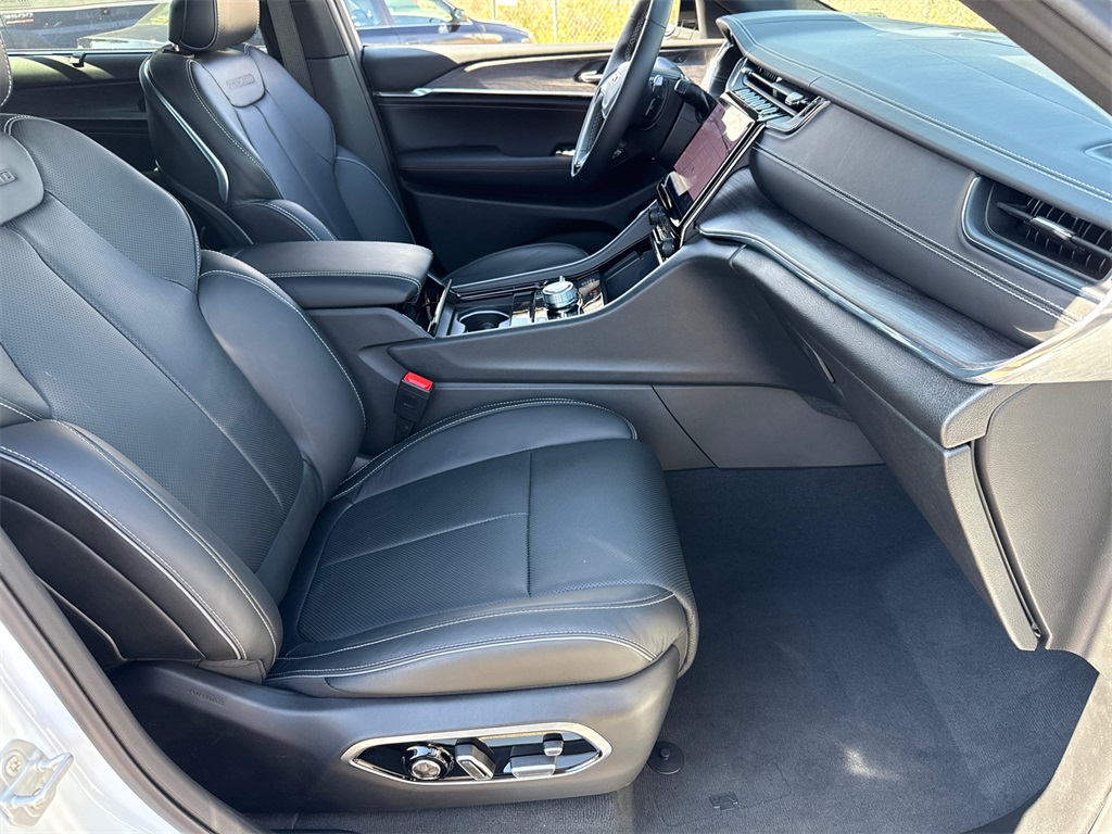 2025 Jeep Grand Cherokee Overland photo 15