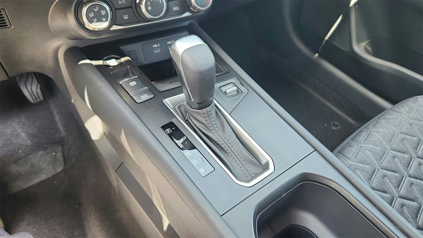 2025 Nissan Kicks SV photo 12