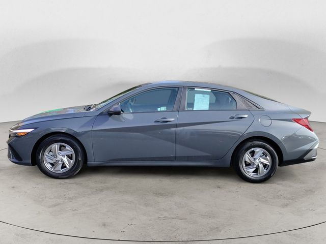 2025 Hyundai Elantra SE photo 2