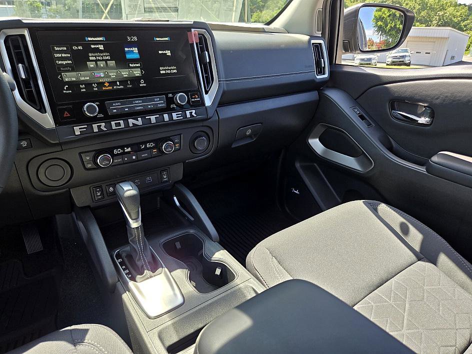 2025 Nissan Frontier Crew Cab SV photo 13