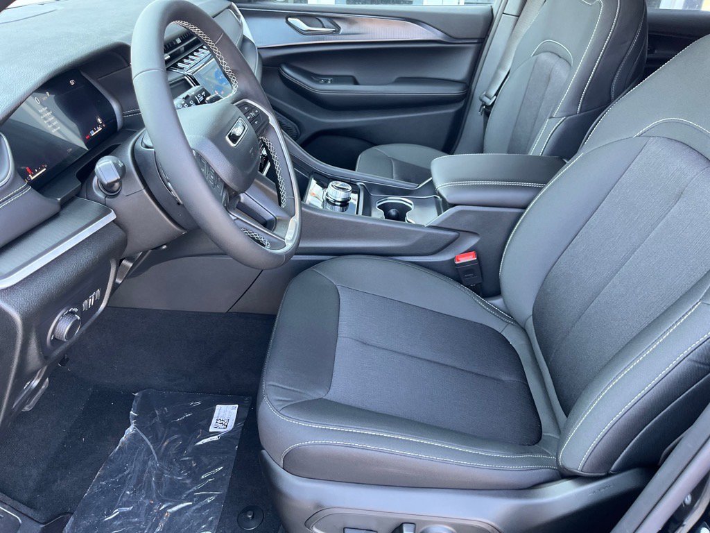 2025 Jeep Grand Cherokee Laredo Altitude photo 8
