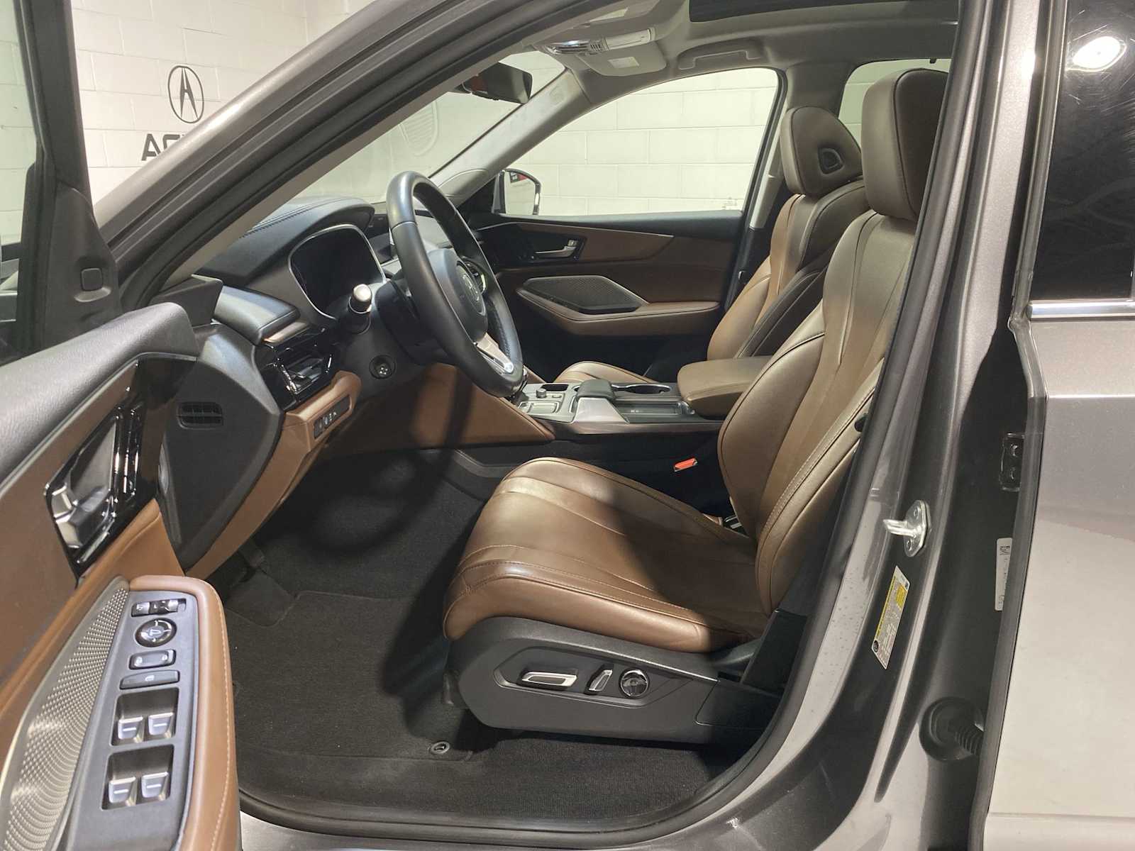 2022 Acura MDX Technology SH-AWD photo 2