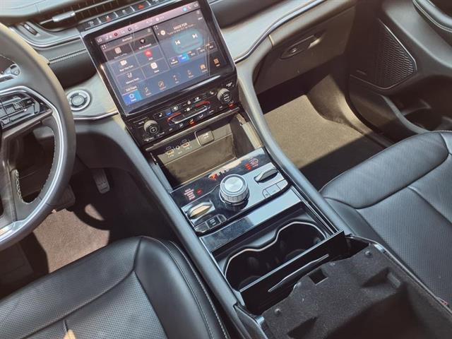 2023 Jeep Grand Cherokee Overland photo 18