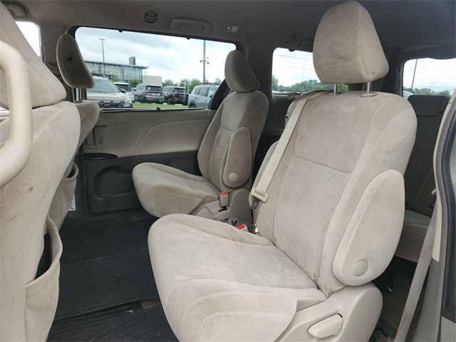 2015 Toyota Sienna LE photo 11