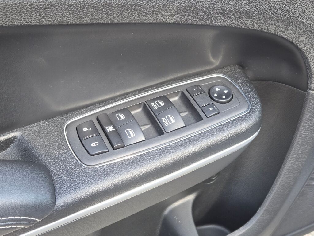 2023 Chrysler 300 photo 23