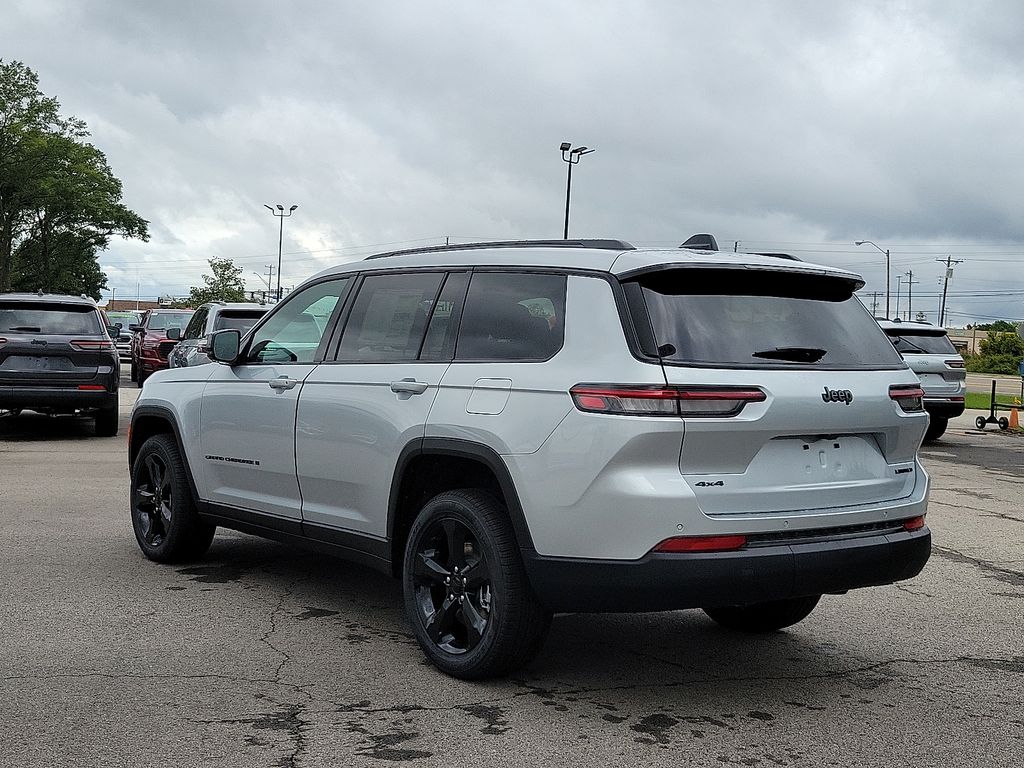 2025 Jeep Grand Cherokee Limited photo 4