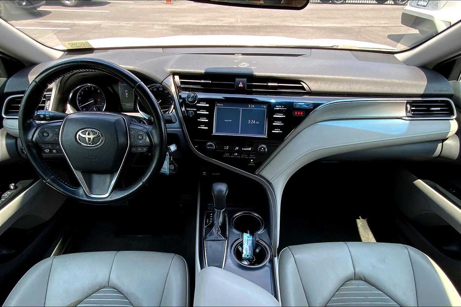 2019 Toyota Camry SE photo 12