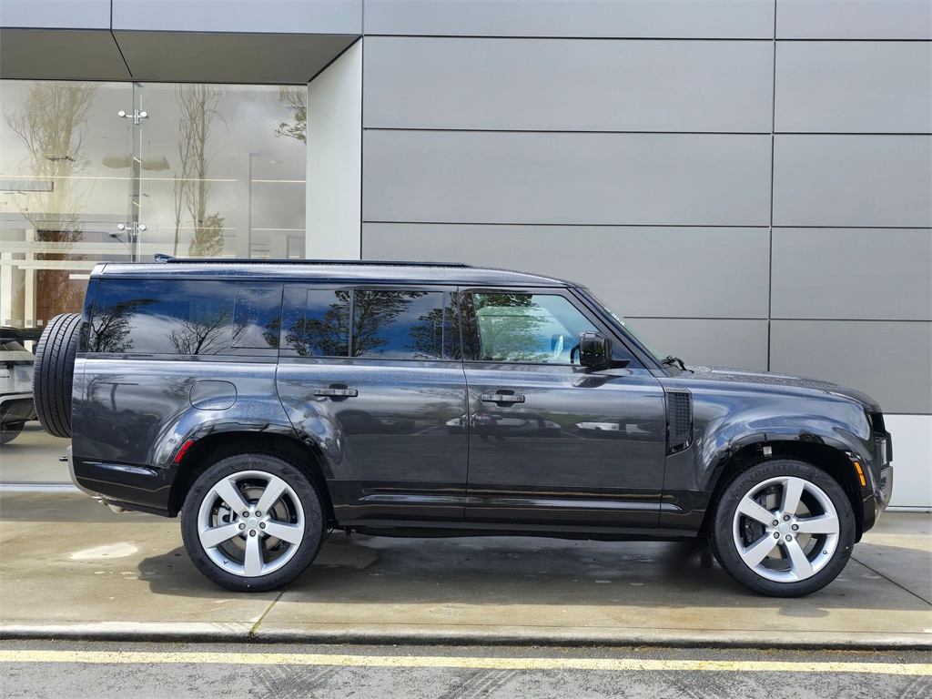 2025 Land Rover Defender 130 X-Dynamic SE photo 7