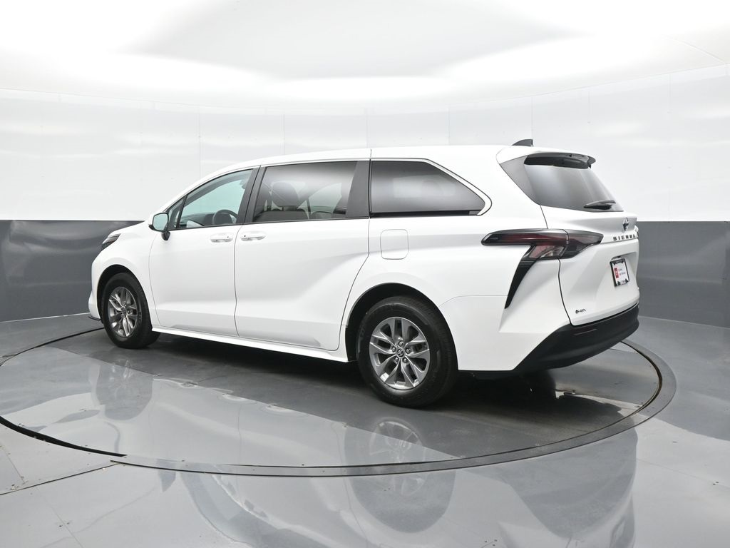 2025 Toyota Sienna LE photo 5