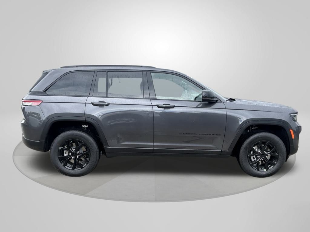 2025 Jeep Grand Cherokee Laredo Altitude photo 3