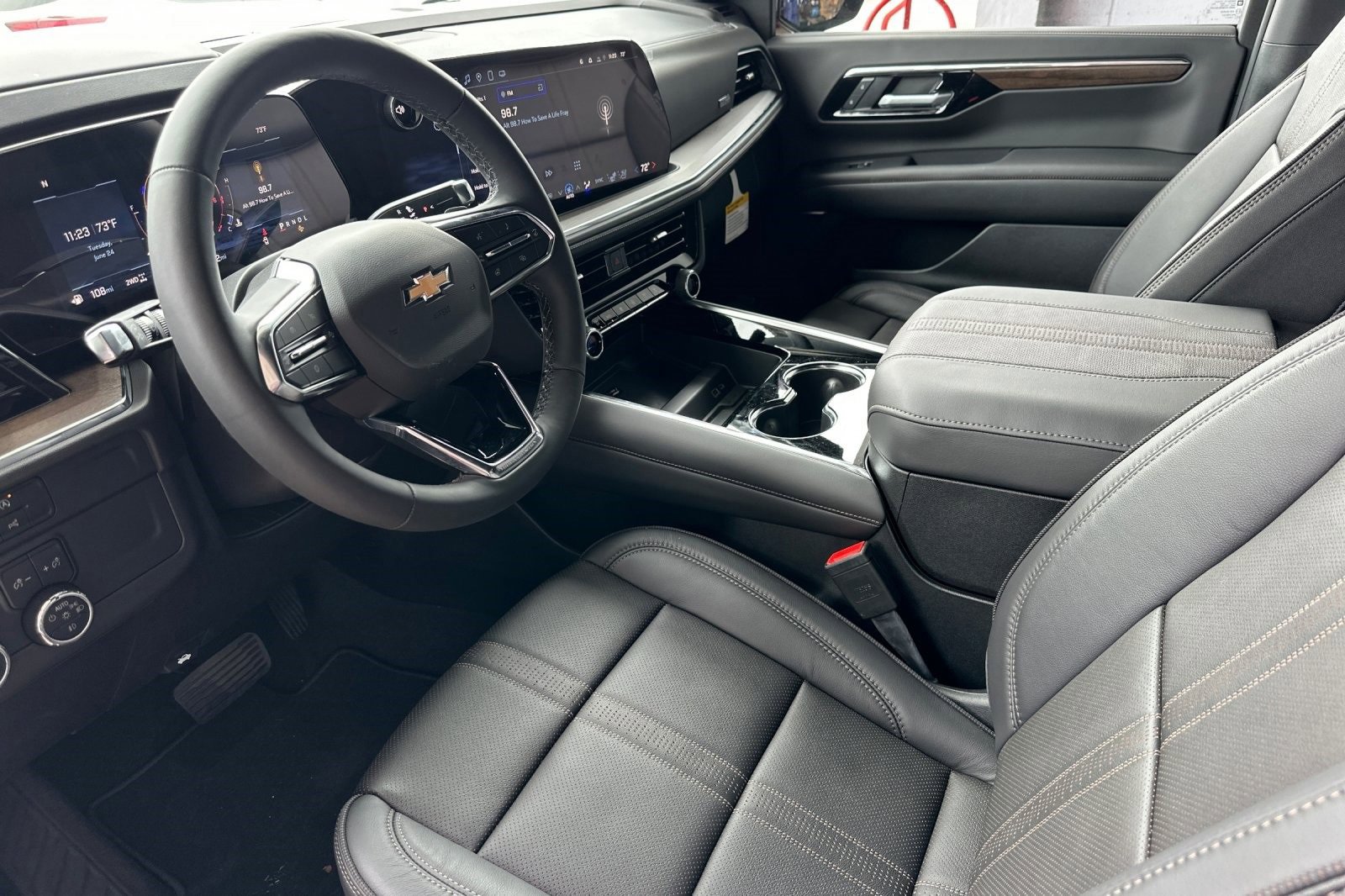 2025 Chevrolet Suburban High Country photo 9