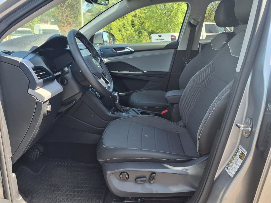 2024 Volkswagen Taos SE photo 3