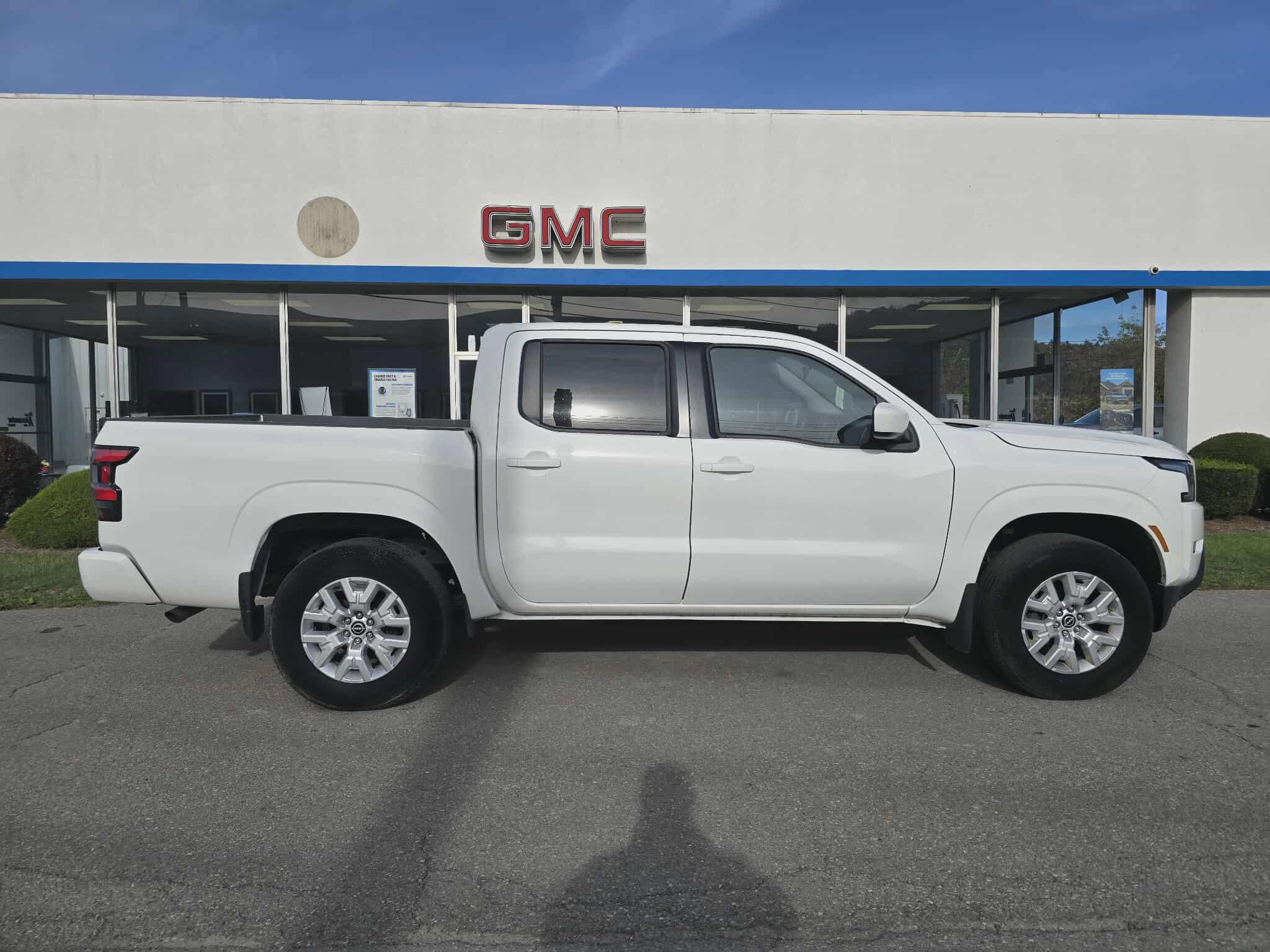 2022 Nissan Frontier SV photo 2