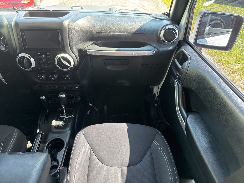 2015 Jeep Wrangler Unlimited Sahara photo 20