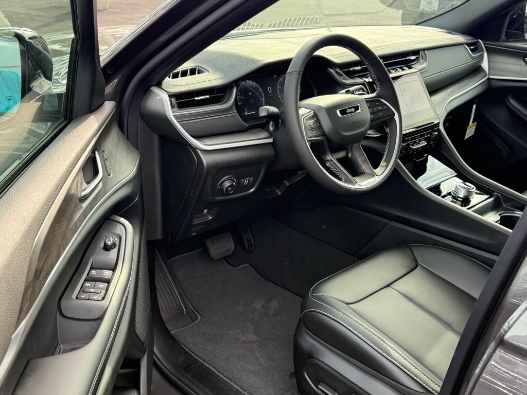 2025 Jeep Grand Cherokee Limited photo 3
