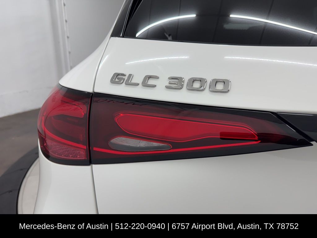 2025 Mercedes Benz GLC 300 photo 9