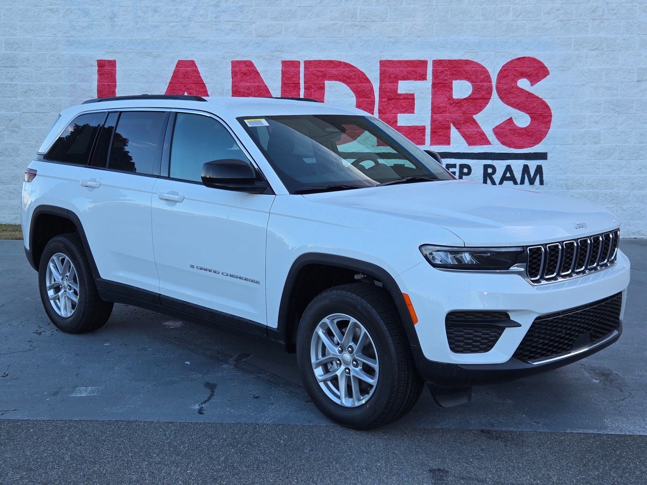 2025 Jeep Grand Cherokee Laredo's photo