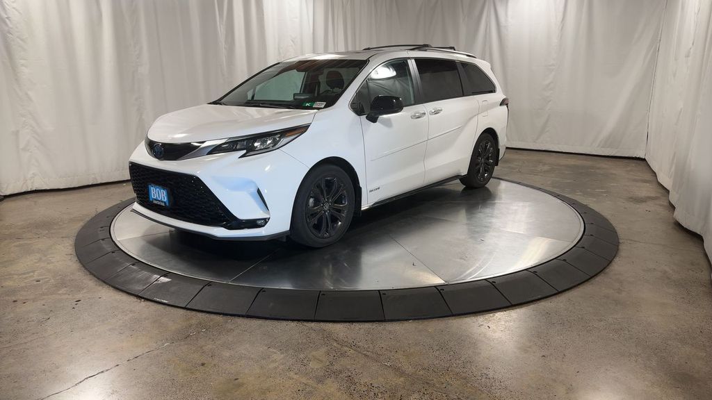 2021 Toyota Sienna XSE photo 4
