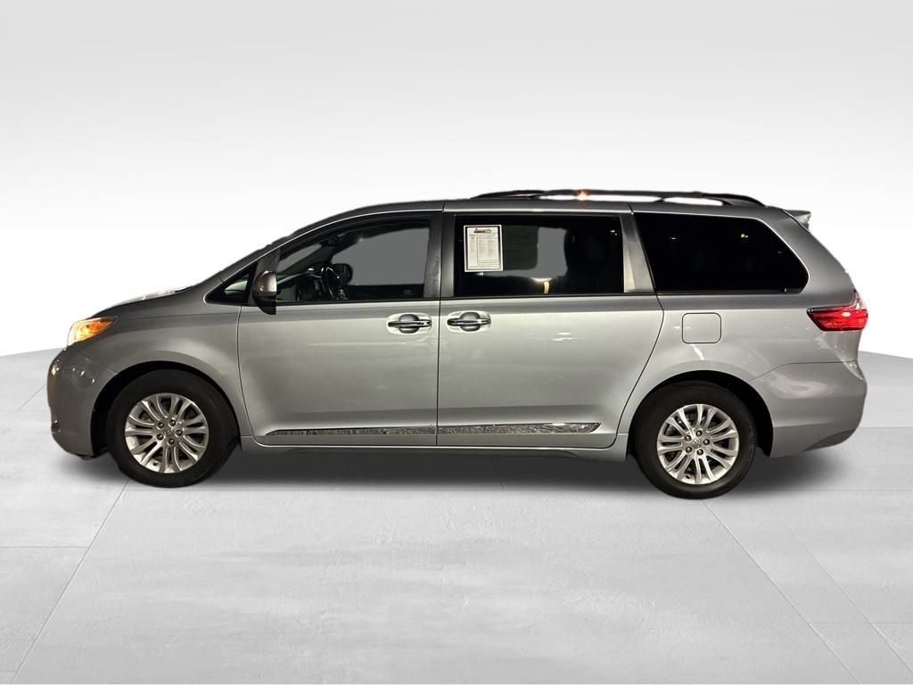 2016 Toyota Sienna XLE photo 2