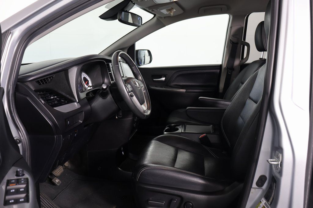 2020 Toyota Sienna SE photo 7