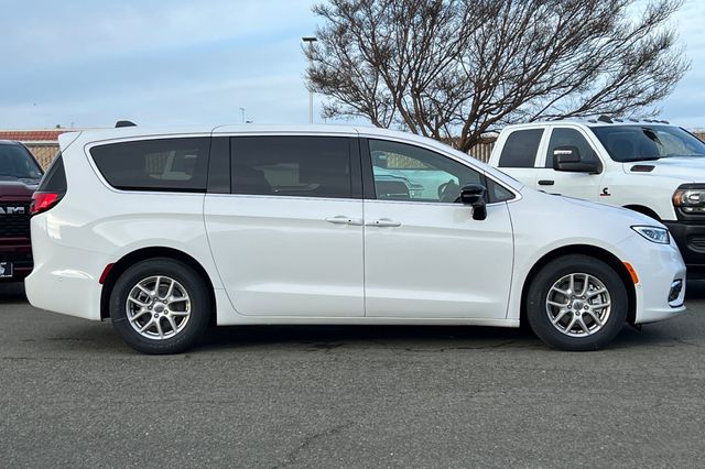 2025 Chrysler Pacifica photo 3