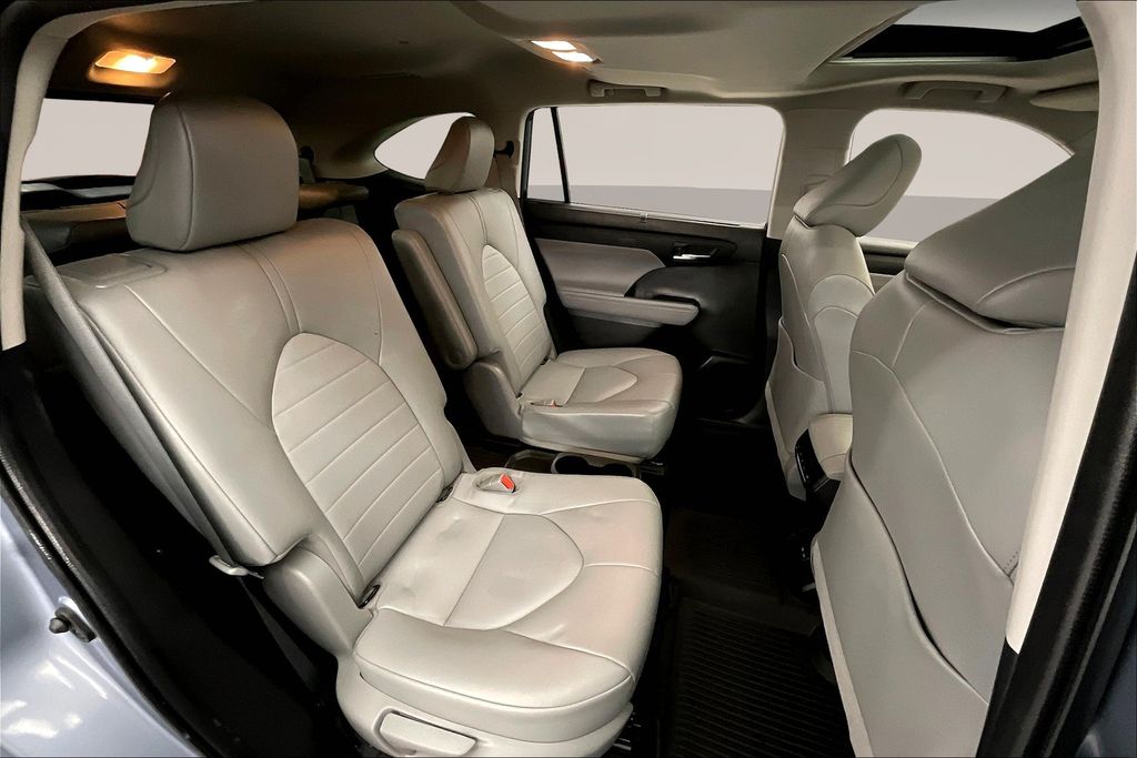 2022 Toyota Highlander Hybrid XLE photo 25