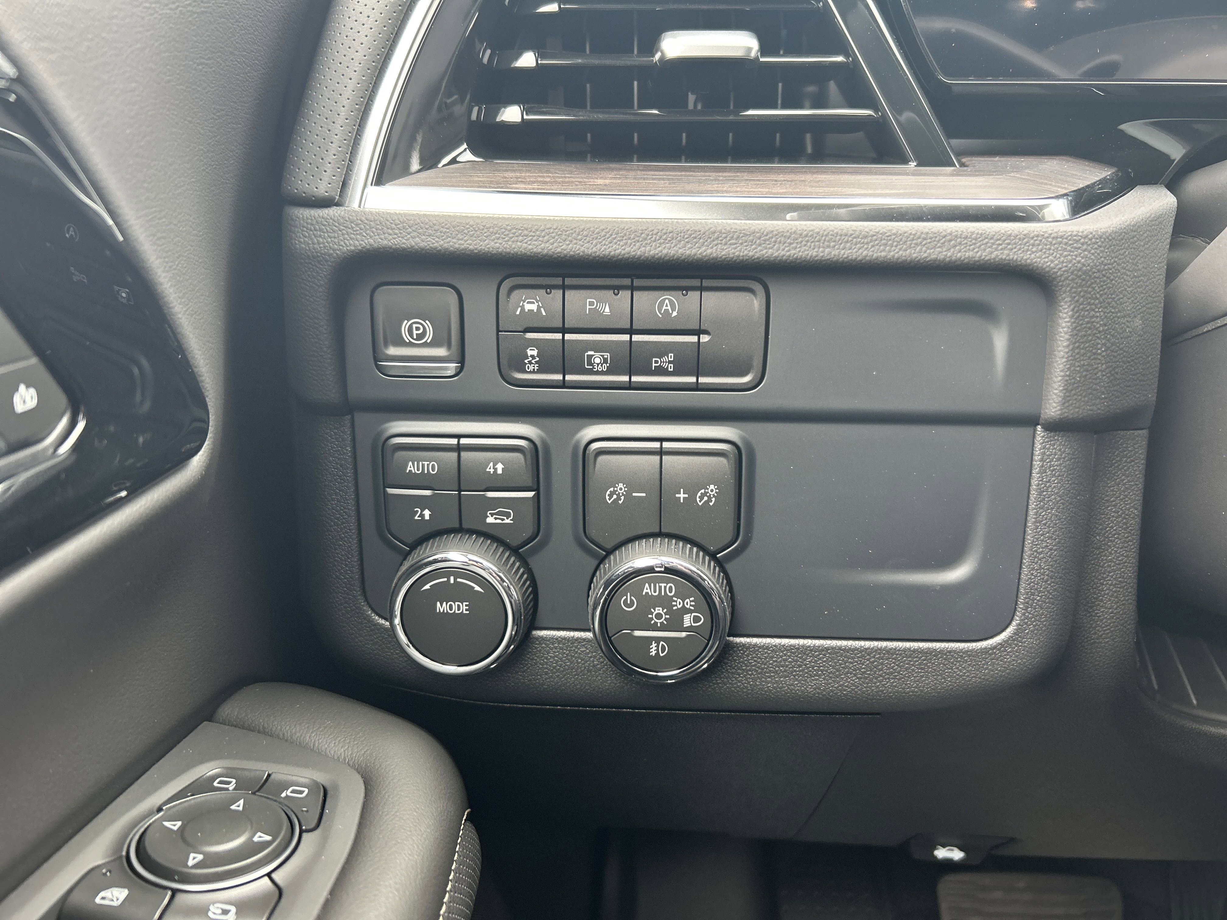 2025 Chevrolet Suburban Premier photo 4