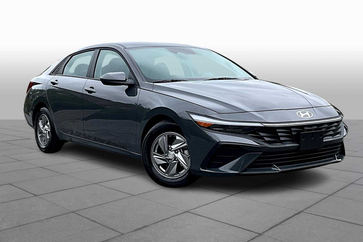 2025 Hyundai Elantra SE photo 2