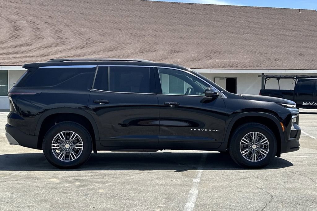 2026 Chevrolet Traverse photo 2