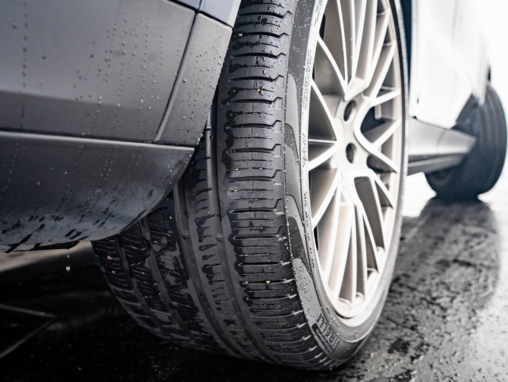 2023 Porsche Cayenne Platinum Edition photo 37