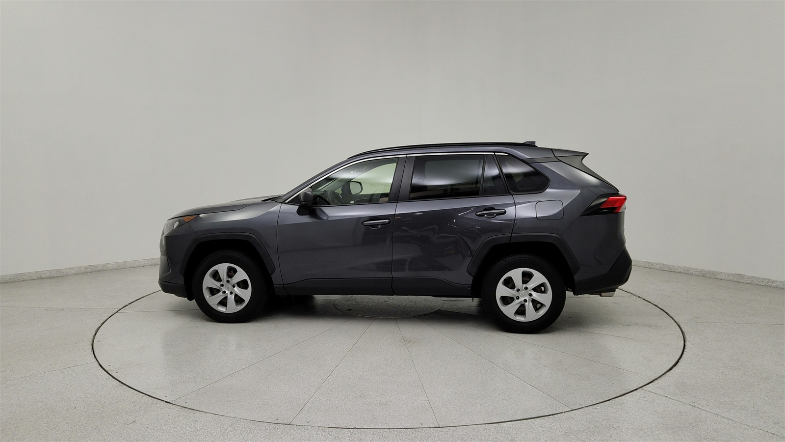 2020 Toyota RAV4 LE photo 2