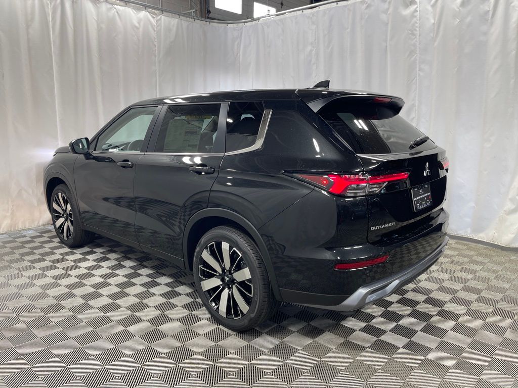 2025 Mitsubishi Outlander SE photo 3