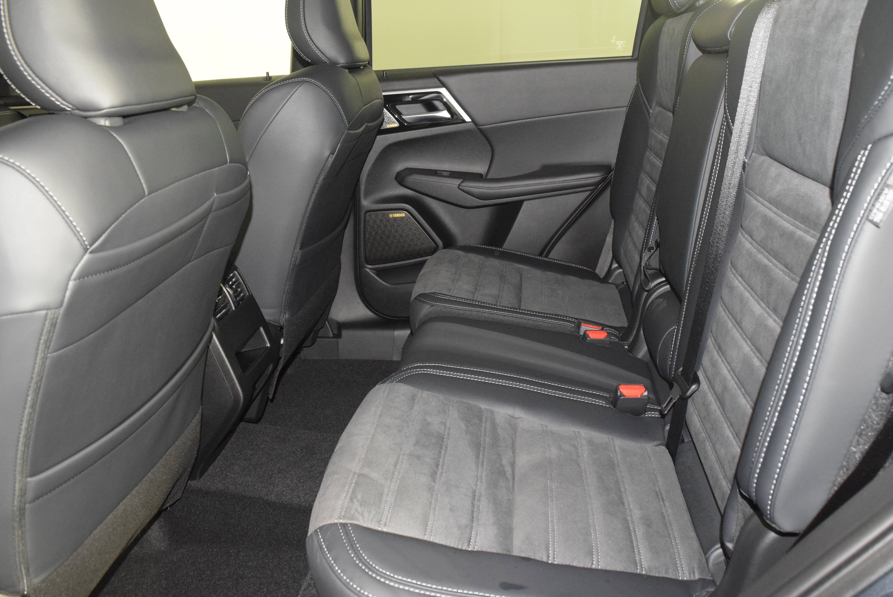 2025 Mitsubishi Outlander SE photo 15