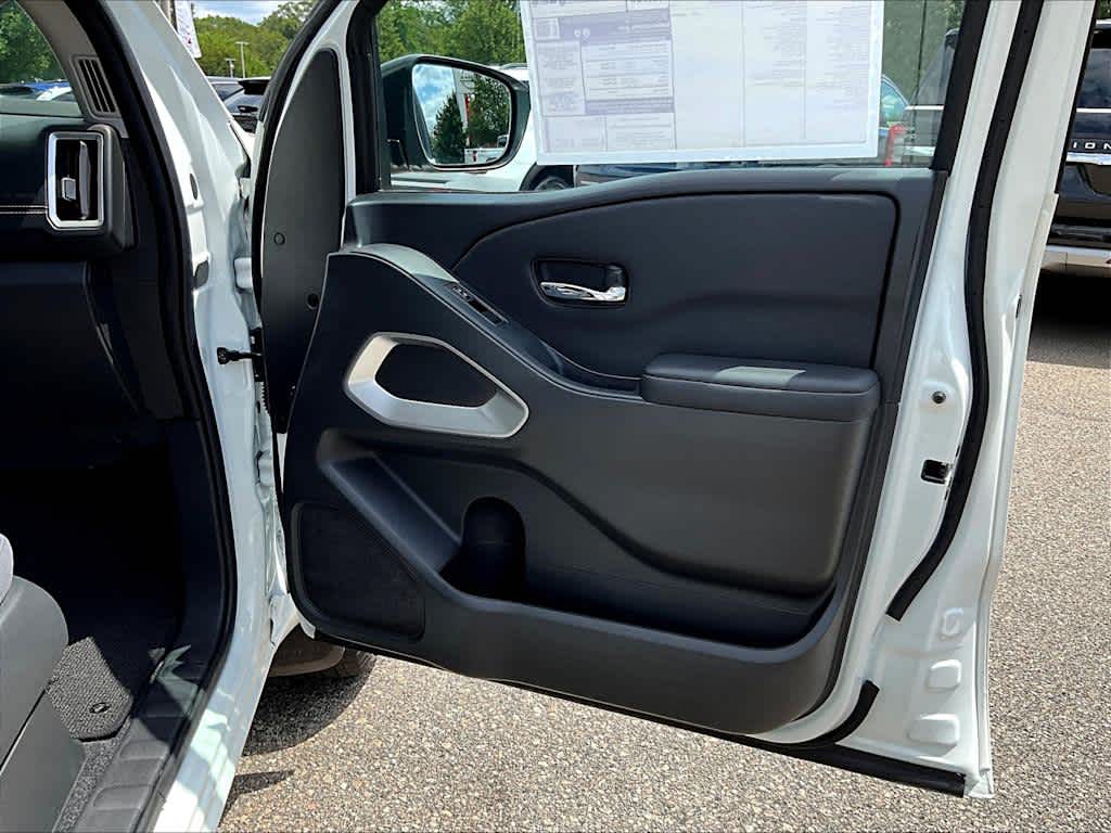 2025 Nissan Frontier SV photo 12