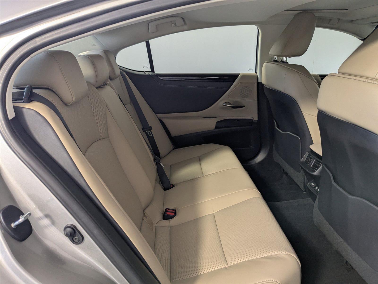 2021 Lexus ES 250 photo 3