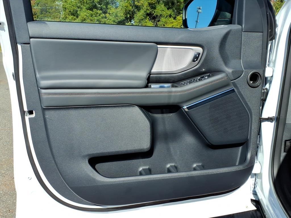 2025 Ford Expedition photo 2