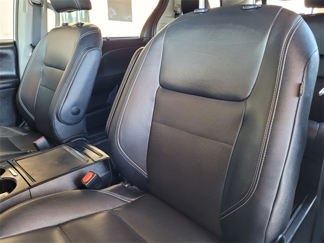 2020 Toyota Sienna SE photo 19
