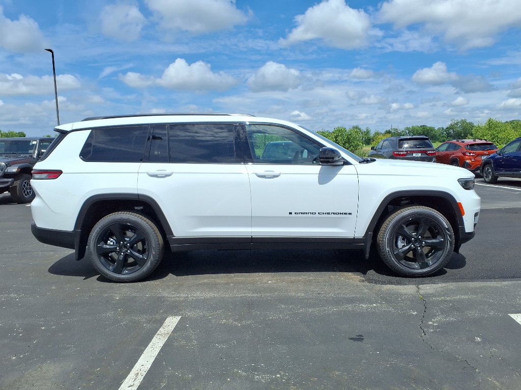 2025 Jeep Grand Cherokee Limited photo 17