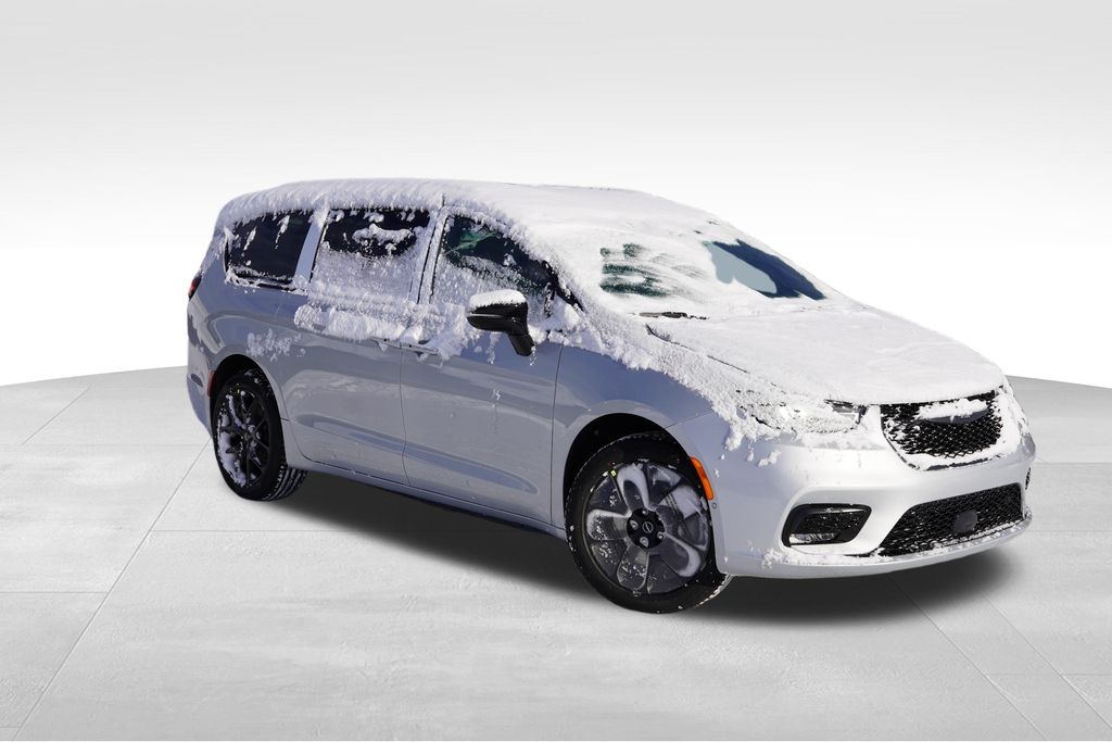 2026 Chrysler Pacifica Select's photo