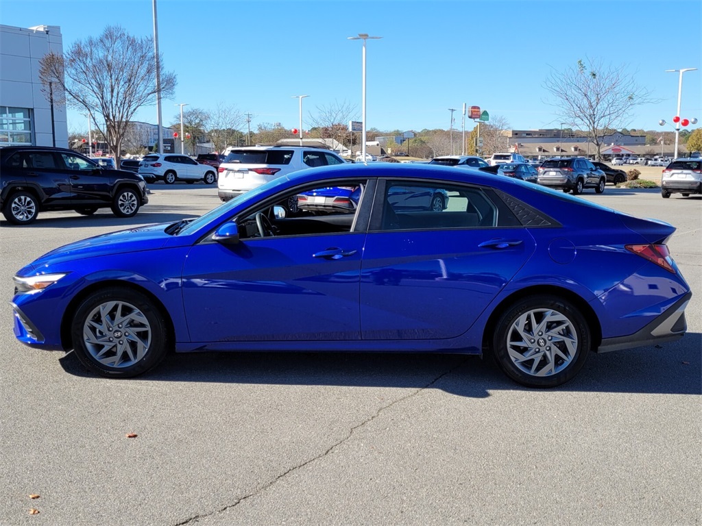 2024 Hyundai Elantra SEL photo 3