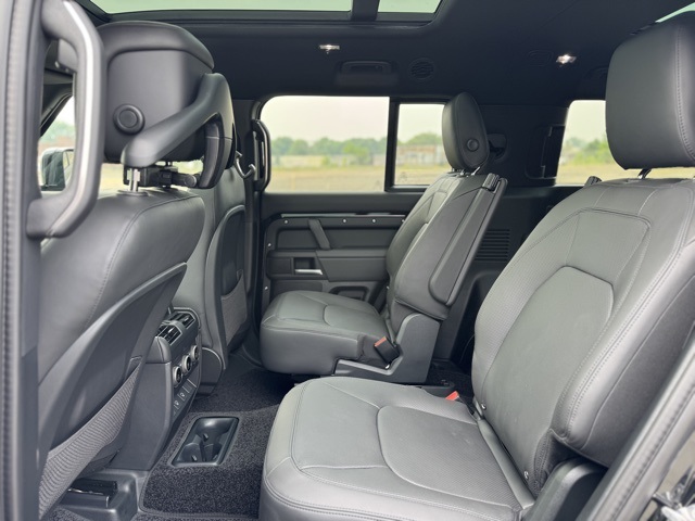 2025 Land Rover Defender 130 X-Dynamic SE photo 10