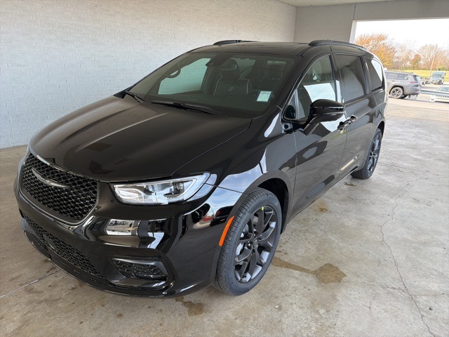 2026 Chrysler Pacifica Limited photo 2