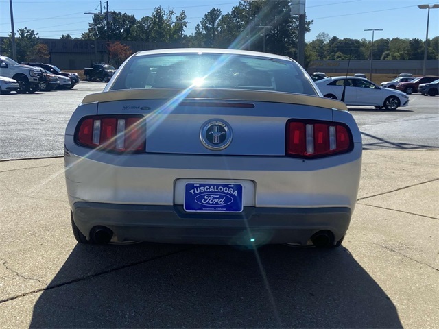2011 Ford Mustang V6 Premium photo 3