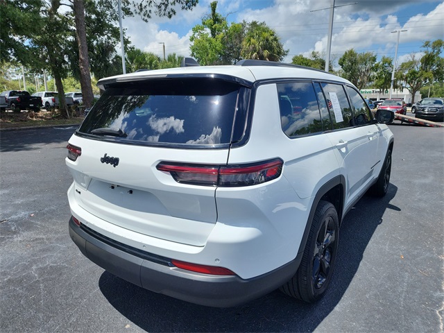 2023 Jeep Grand Cherokee Laredo Altitude photo 3