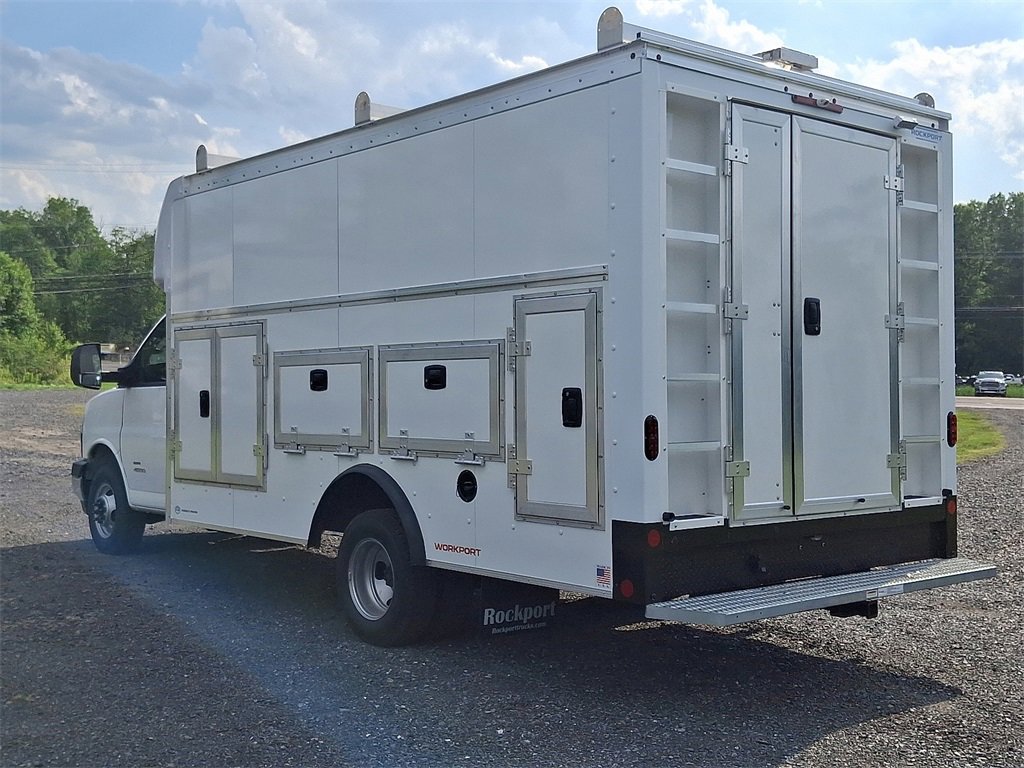 2025 Gmc Savana Cutaway photo 3
