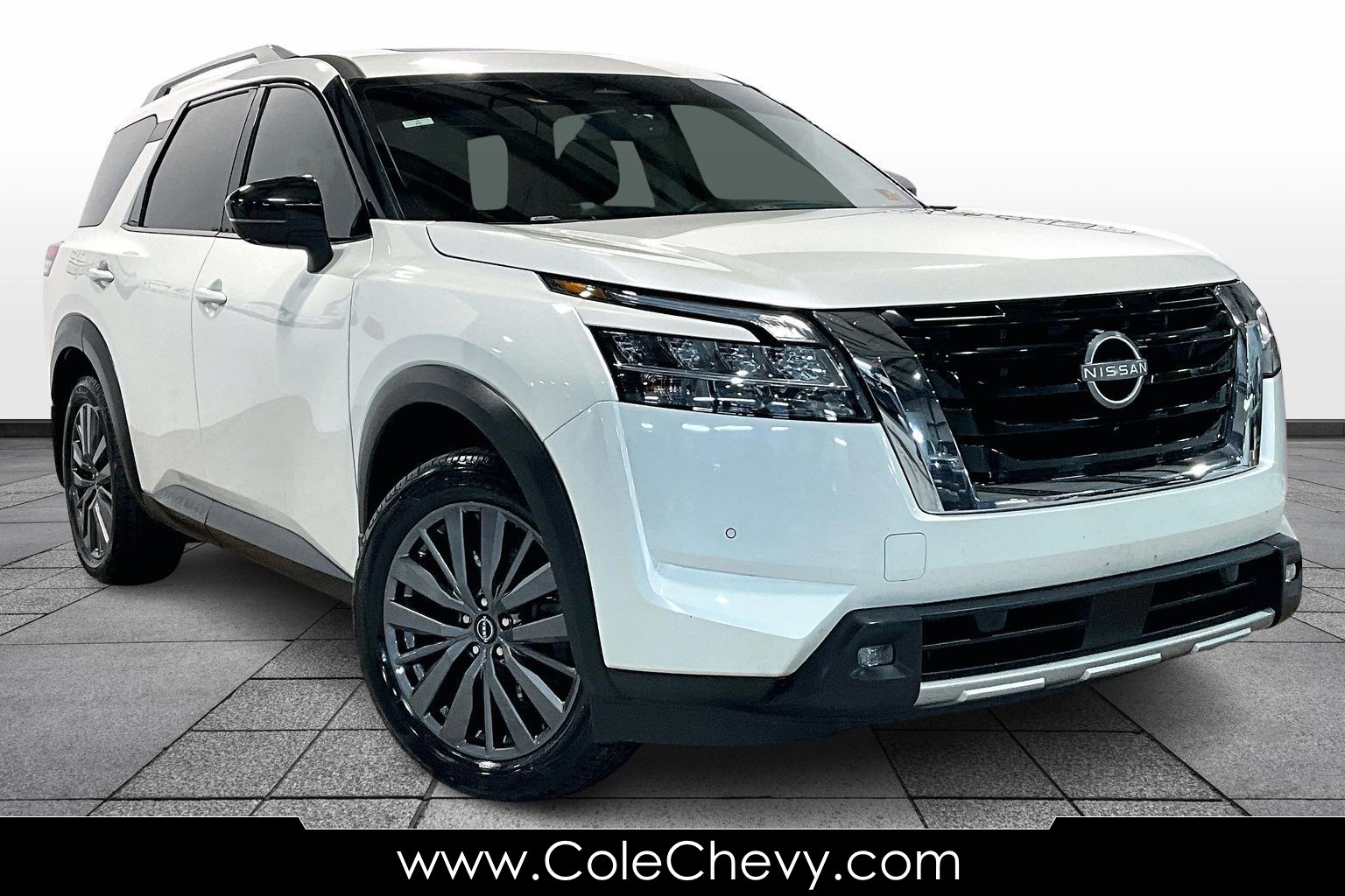 2022 Nissan Pathfinder SL's photo