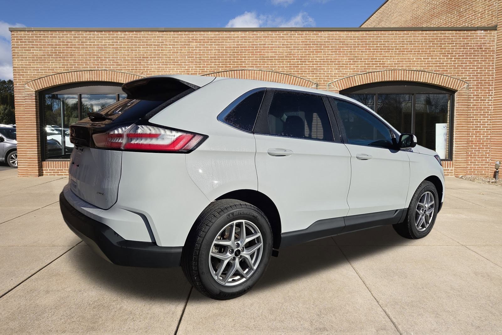 2024 Ford Edge SEL photo 2