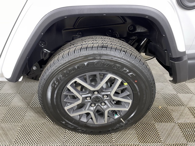 2025 Jeep Wrangler Sahara photo 13