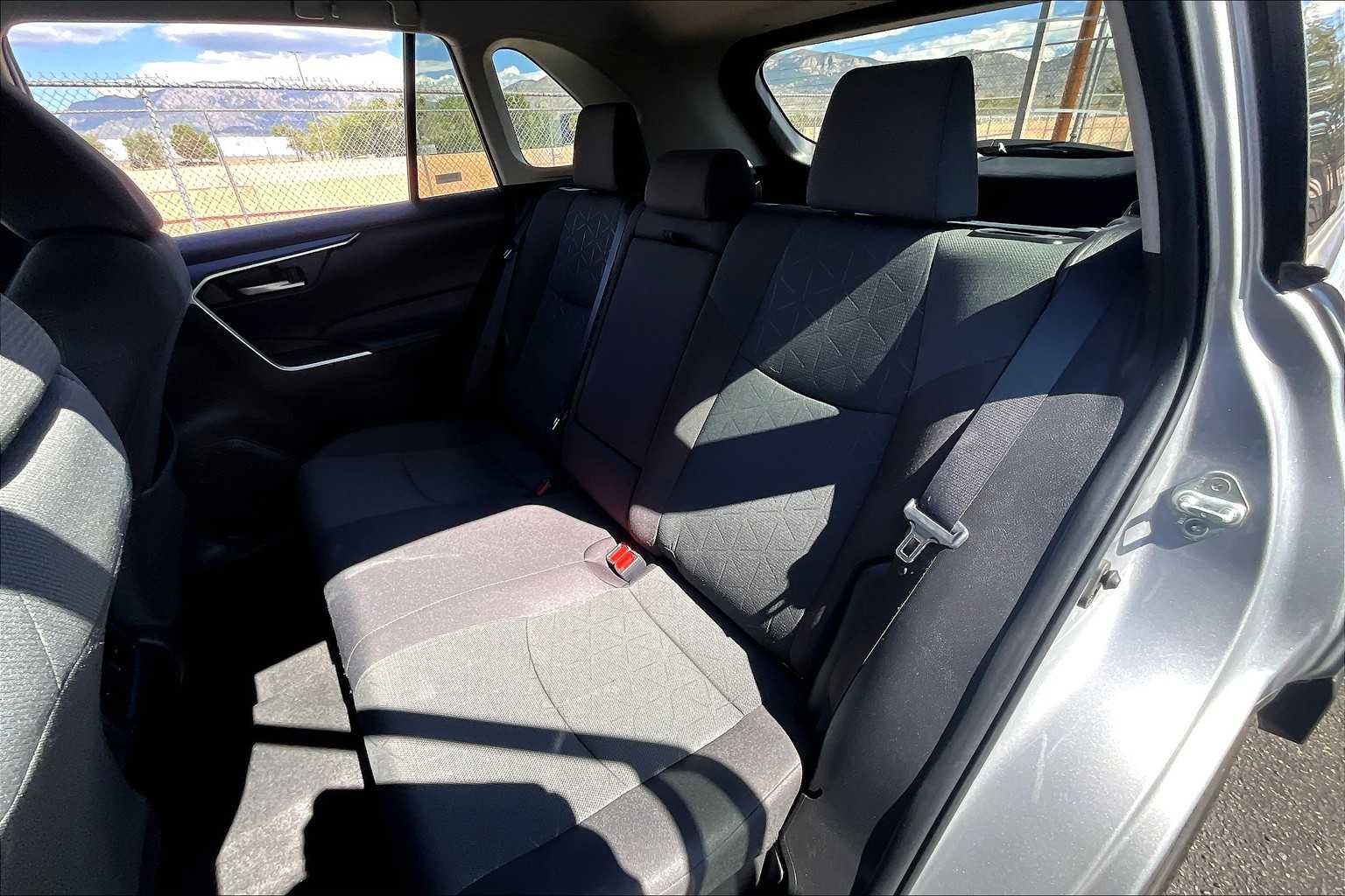 2024 Toyota RAV4 Hybrid XLE photo 18